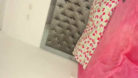 Snapshot of sophia_horny19 chatting on 10.07.25 sophia_horny19 online show from 10.07.25