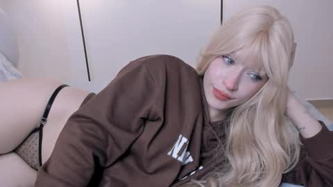 Snapshot of sophiarommie chatting on 11.29.25 sophiarommie online show from 11.29.25