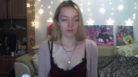 Snapshot of sophiasonata chatting on 01.04.25 SophiaSonata online show from 01.04.25