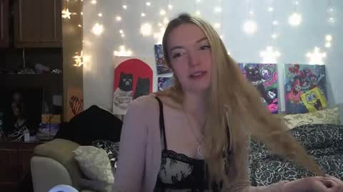 Snapshot of sophiasonata chatting on 01.05.25 SophiaSonata online show from 01.05.25