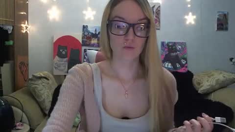 Snapshot of sophiasonata chatting on 10.03.25 SophiaSonata online show from 10.03.25