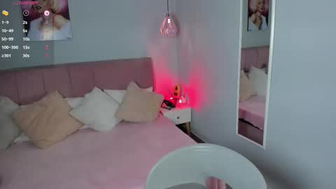 Snapshot of sophie_alice chatting on 09.24.25 Alice online show from 09.24.25
