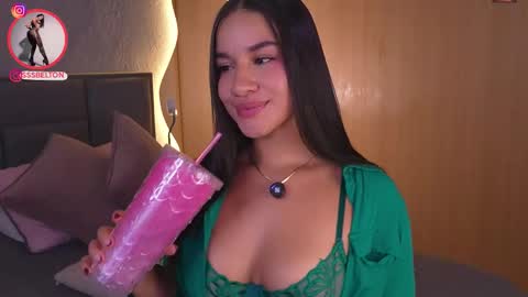 Snapshot of sophie_belton chatting on 11.25.25 sofia online show from 11.25.25