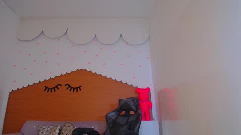 Snapshot of sophie_t_ chatting on 12.21.24 Sofia online show from 12.21.24