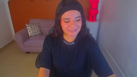 Snapshot of sophie_t_ chatting on 01.08.25 Sofia online show from 01.08.25