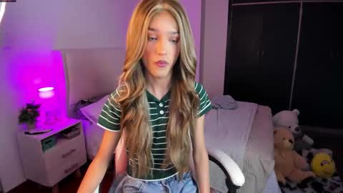 Snapshot of sophiecornett chatting on 01.08.26 online show from 01.08.26