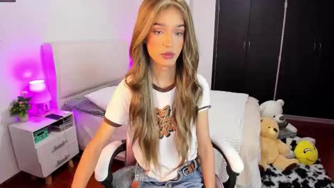 Snapshot of sophiecornett chatting on 01.10.26 online show from 01.10.26