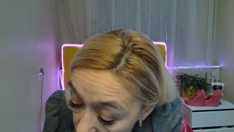 Snapshot of sophiekittyy chatting on 01.28.25 sophiekittyy online show from 01.28.25