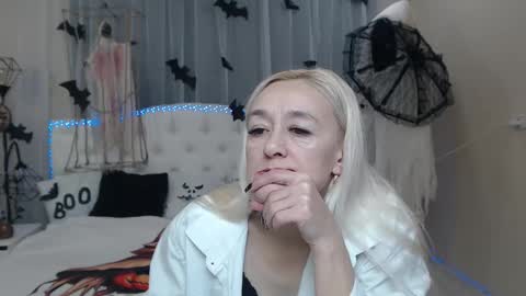 Snapshot of sophiekittyy chatting on 10.23.25 sophiekittyy online show from 10.23.25