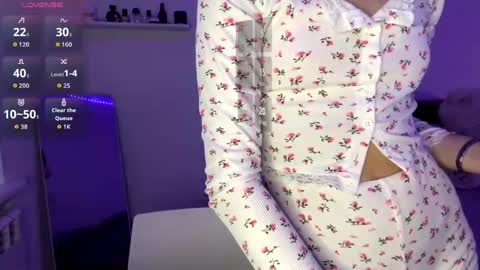 Snapshot of sophielainee chatting on 04.26.26 citygirl my face is 10 my body tea everything on me natural im petiteee online show from 04.26.26