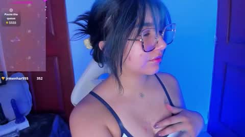 Snapshot of sophievv chatting on 02.12.26 Sophie online show from 02.12.26