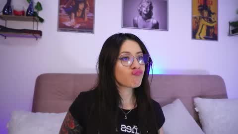 Snapshot of sophiiecums chatting on 11.06.25 Sophiie online show from 11.06.25