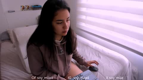 Snapshot of soy_miia chatting on 12.17.24 MIA online show from 12.17.24