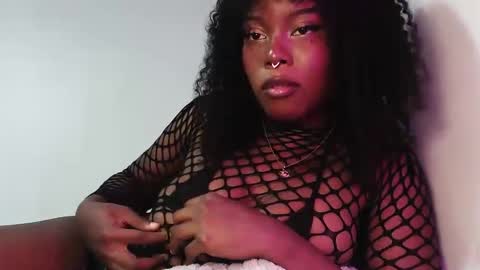 Snapshot of sparklingsoleil chatting on 11.20.25 Soleil online show from 11.20.25