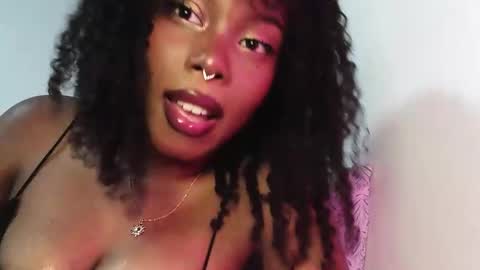 Snapshot of sparklingsoleil chatting on 11.24.25 Soleil online show from 11.24.25