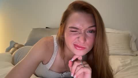 Snapshot of spicybaylee chatting on 10.08.25 Baylee online show from 10.08.25