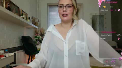 Snapshot of spicyhotmilf chatting on 11.26.25 Lexsy online show from 11.26.25