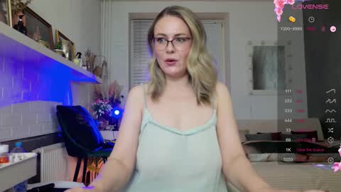 Snapshot of spicyhotmilf chatting on 11.27.25 Lexsy online show from 11.27.25