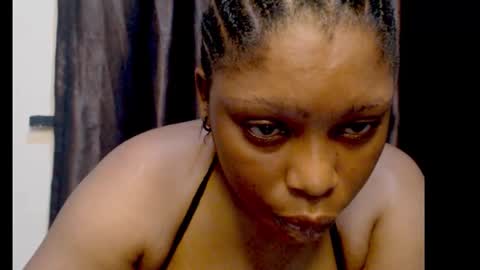 Snapshot of squirtyqueenxx chatting on 09.20.25 gold online show from 09.20.25