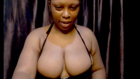 Snapshot of squirtyqueenxx chatting on 09.22.25 gold online show from 09.22.25