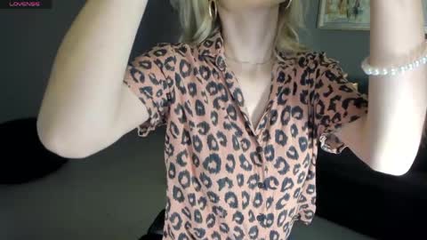 Snapshot of staceywood_ chatting on 04.22.26 Stacy Woods online show from 04.22.26