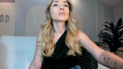 Snapshot of staceywood_ chatting on 04.23.26 Stacy Woods online show from 04.23.26