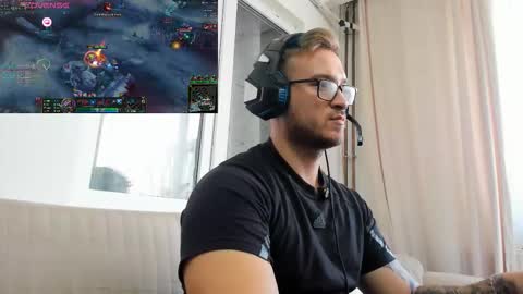 Snapshot of starkiller777550 chatting on 11.21.25 Marius online show from 11.21.25