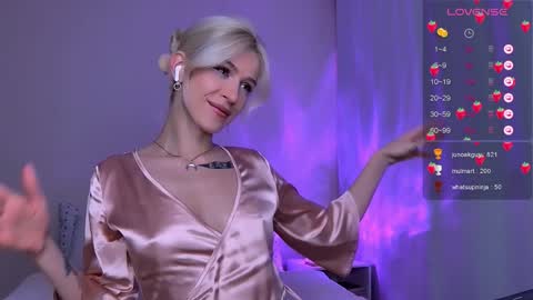 Snapshot of starlightstacey chatting on 01.20.25 Stacey online show from 01.20.25