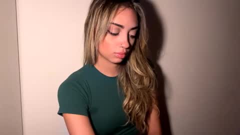 Mia online show from 04.08.26