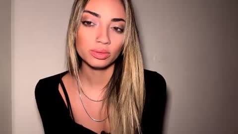 Mia online show from 04.10.26