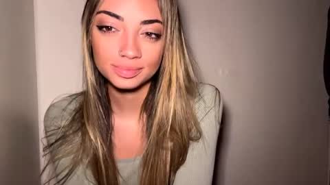 Mia online show from 04.11.26