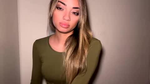 Mia online show from 04.13.26