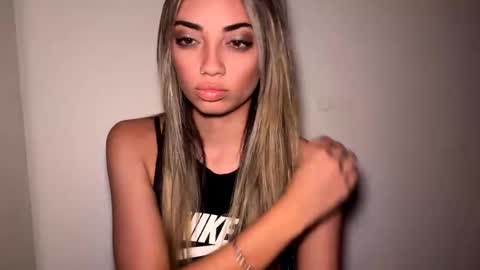 Mia online show from 04.16.26