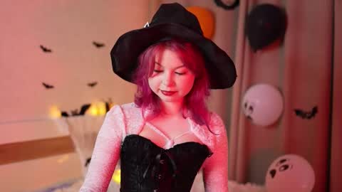 Snapshot of stela_vanila chatting on 10.28.25 Stella online show from 10.28.25