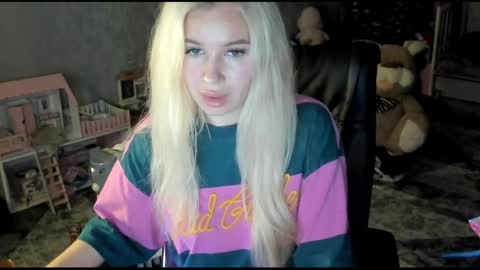 Snapshot of stella__cox chatting on 04.23.26 Stella Cox online show from 04.23.26