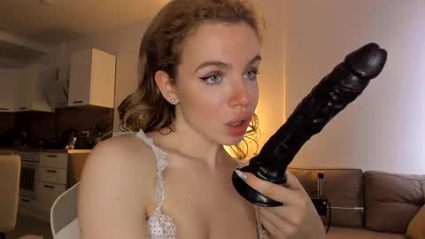 Asella online show from 10.29.25