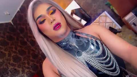 CALL ME STELLA online show from 02.05.25