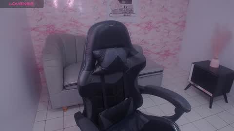 Snapshot of stephania_t chatting on 01.04.25 Stephania online show from 01.04.25