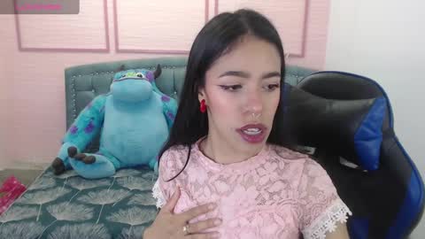 Snapshot of stephania_t chatting on 01.27.25 Stephania online show from 01.27.25