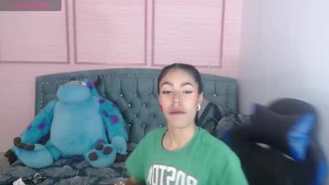 Snapshot of stephania_t chatting on 02.01.25 Stephania online show from 02.01.25