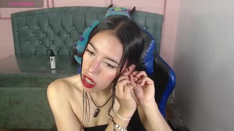 Snapshot of stephania_t chatting on 02.19.25 Stephania online show from 02.19.25