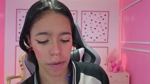 Snapshot of stephania_t chatting on 10.01.25 Stephania online show from 10.01.25