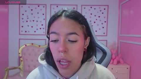 Snapshot of stephania_t chatting on 10.06.25 Stephania online show from 10.06.25