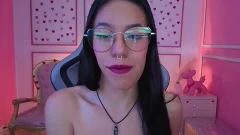 Snapshot of stephania_t chatting on 10.08.25 Stephania online show from 10.08.25