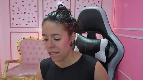 Snapshot of stephania_t chatting on 10.11.25 Stephania online show from 10.11.25