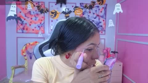 Snapshot of stephania_t chatting on 10.28.25 Stephania online show from 10.28.25