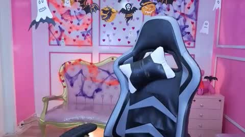 Snapshot of stephania_t chatting on 10.29.25 Stephania online show from 10.29.25