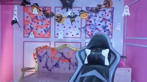 Snapshot of stephania_t chatting on 10.30.25 Stephania online show from 10.30.25