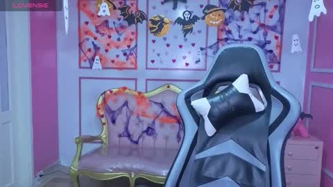 Snapshot of stephania_t chatting on 10.31.25 Stephania online show from 10.31.25