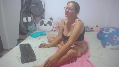 Snapshot of stepmom_slut_50_ chatting on 03.08.25 Angie mature online show from 03.08.25